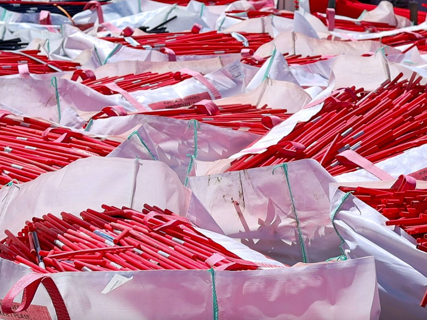 Duurzame stoelen van gerecyclede sneeuwruimmarkeringen - Circulaire kantoorinrichting 