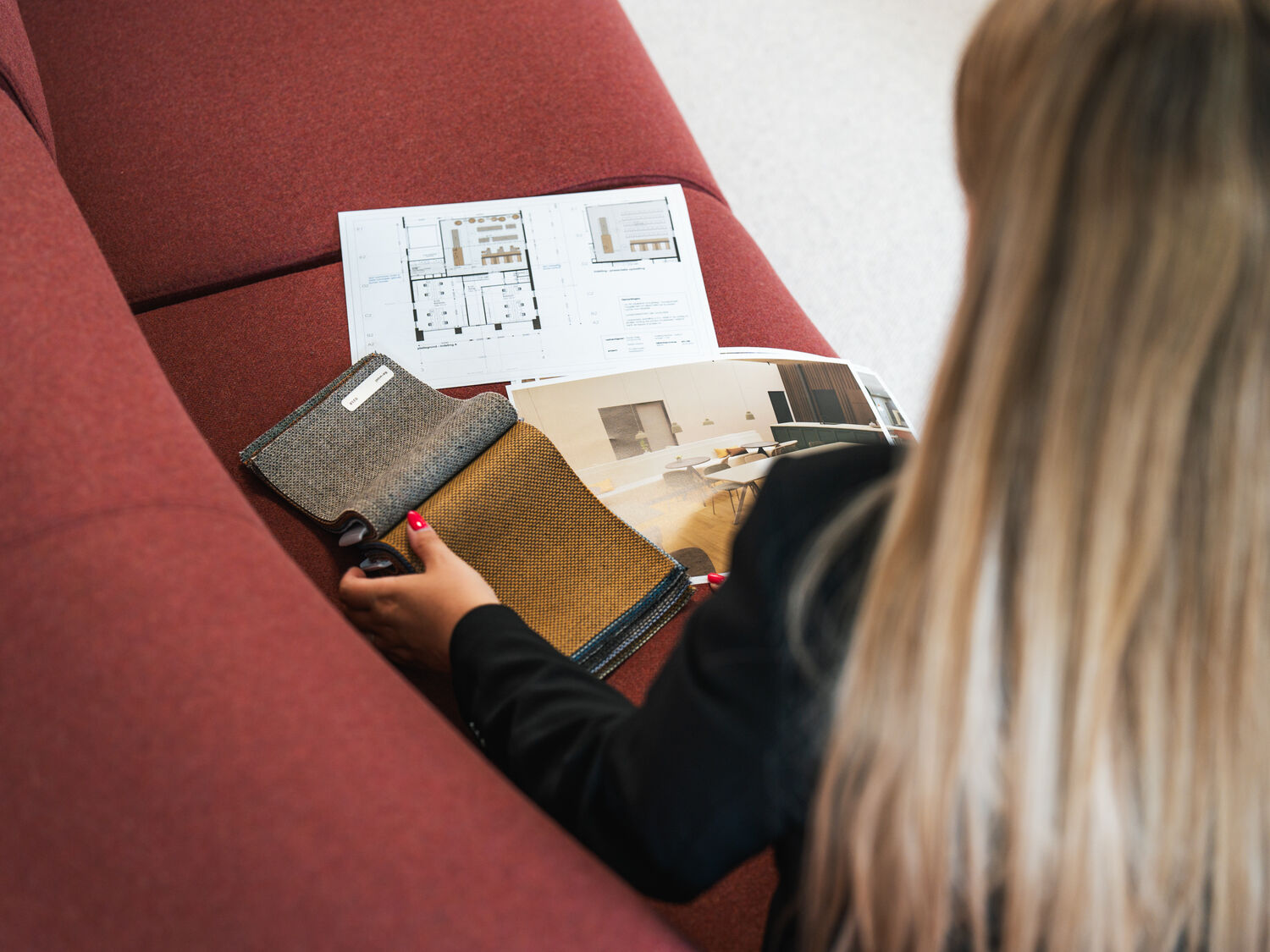 Kantoorinrichting met de nieuwste trends, focus op kleur 