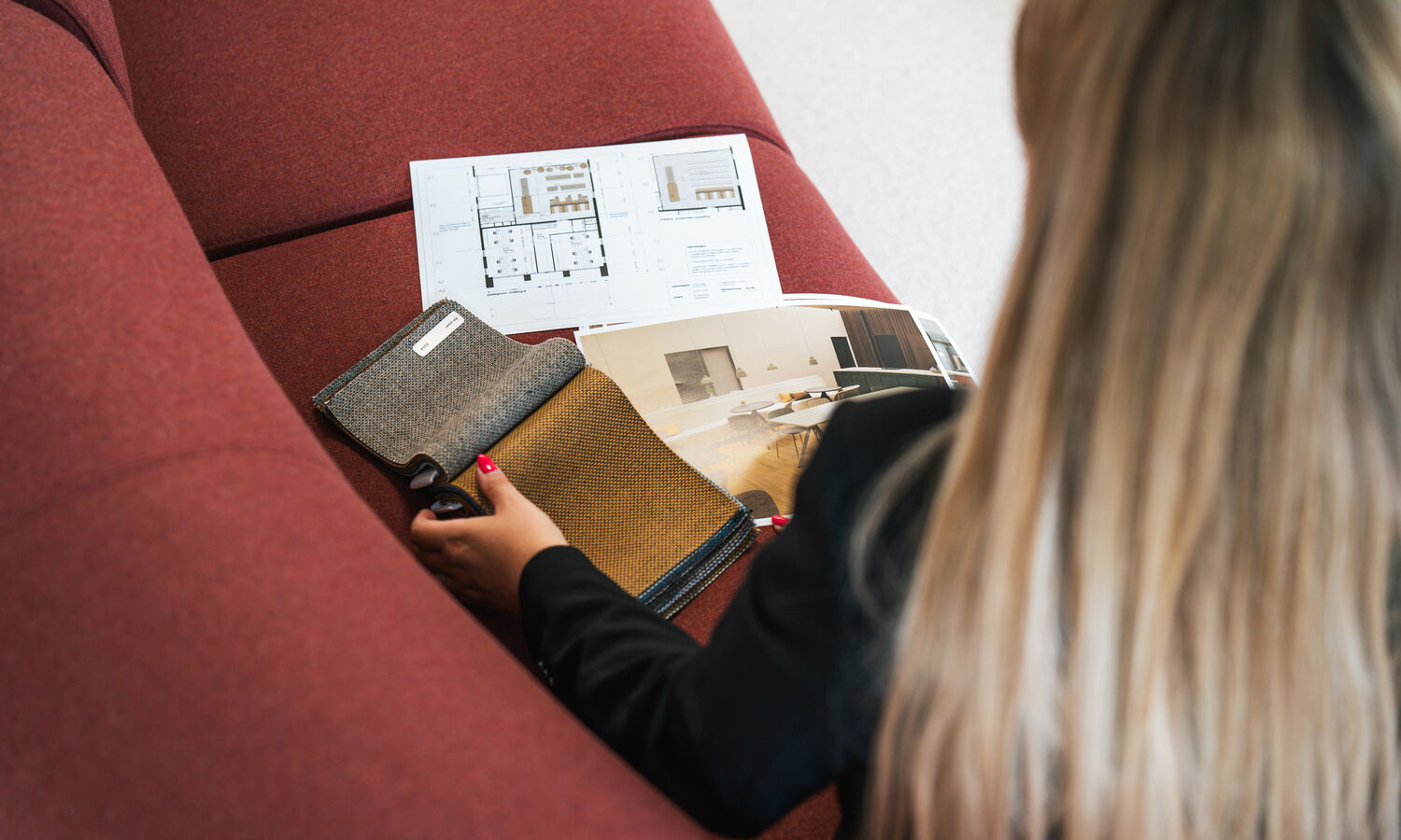 Kantoorinrichting met de nieuwste trends, focus op kleur 