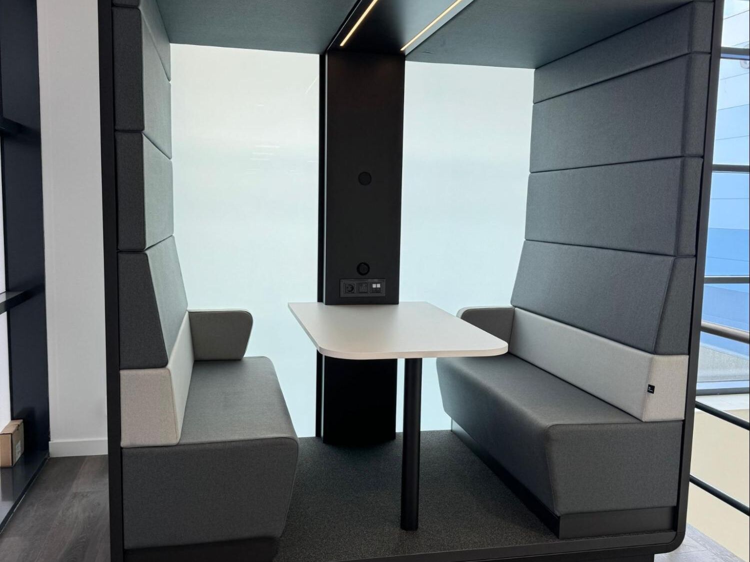 Intersnack projectinrichting mobiel vergaderen met bel- of vergaderunits