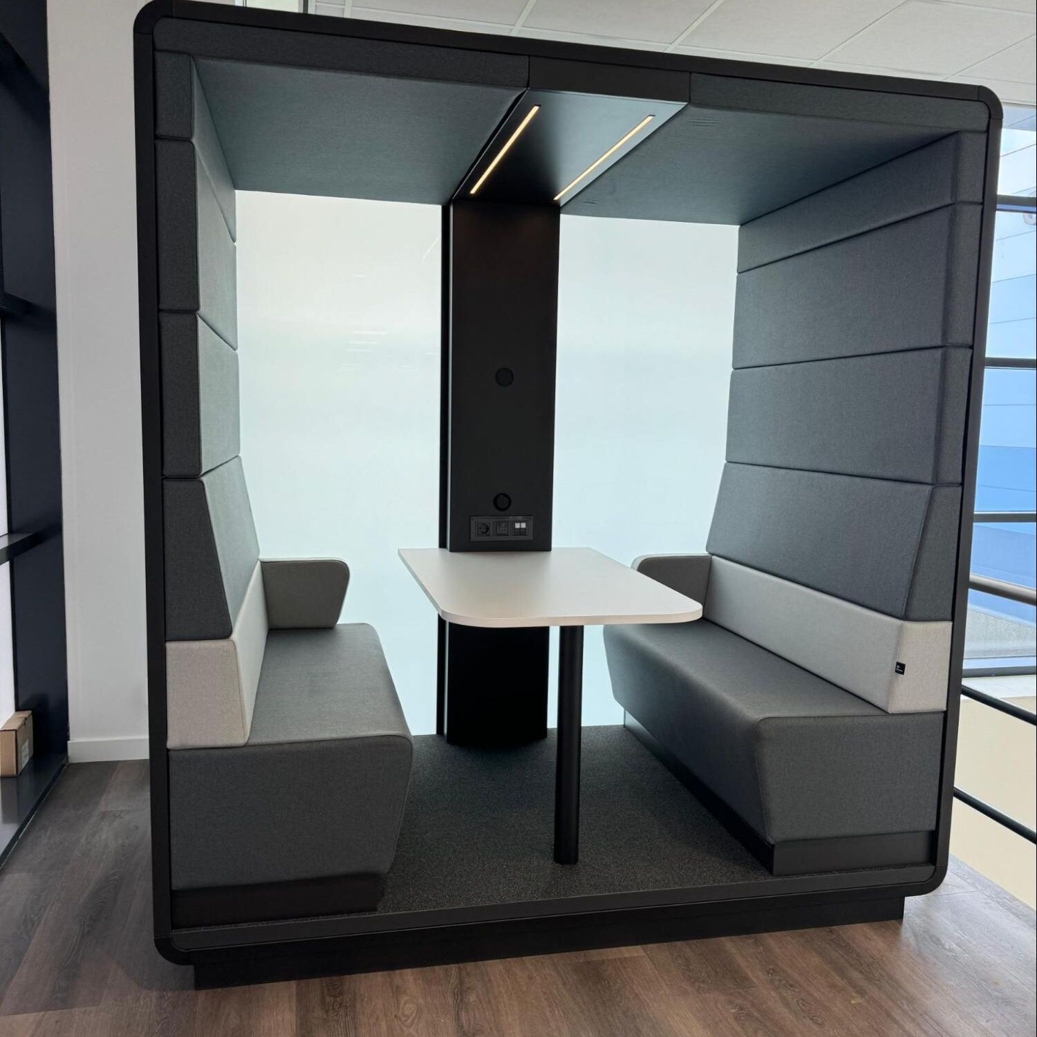 Intersnack projectinrichting mobiel vergaderen met bel- of vergaderunits